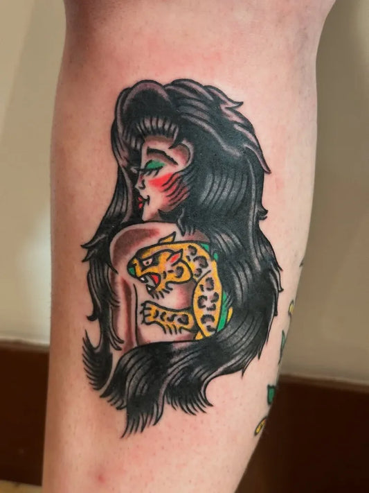 Big American Traditional Woman with Leopard on Women Thigh Tattoo by @arrechocandela