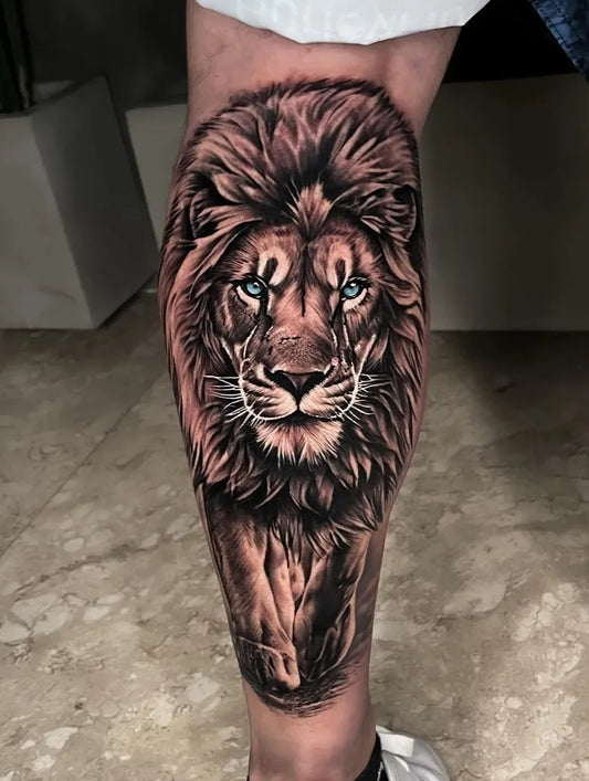 Big Black and Grey Lion Tattoo on Men Thigh by @kauecamargo.tattoo