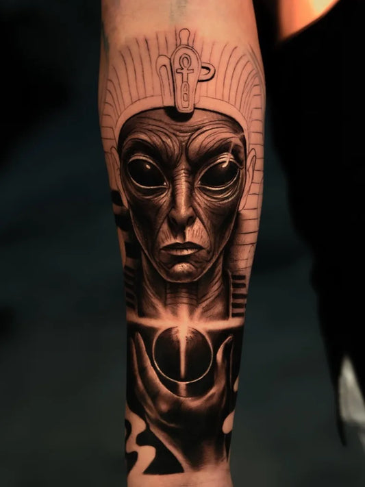 Big Blackwork Alien Pharaoh Tattoo on Men Arm by @ippo_tattoos