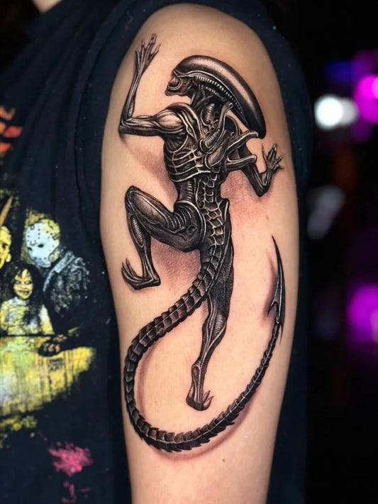 Big Blackwork Alien Tattoo on Men Upper Arm by @andres_tattooer