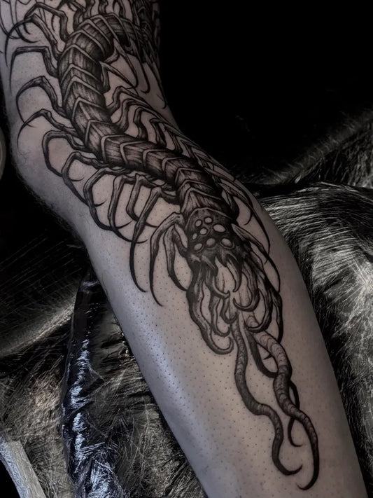 Big Blackwork Centipede Tattoo on Women Thigh by @hadesgravetattoos