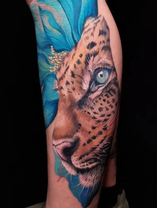 Big Realism Leopard Flower Animal Tattoo on Women Thigh by @orlandokingstattoo