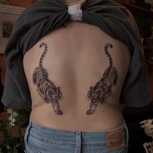 Big Tiger Back on Women Tattoo by @tommyleetattooer