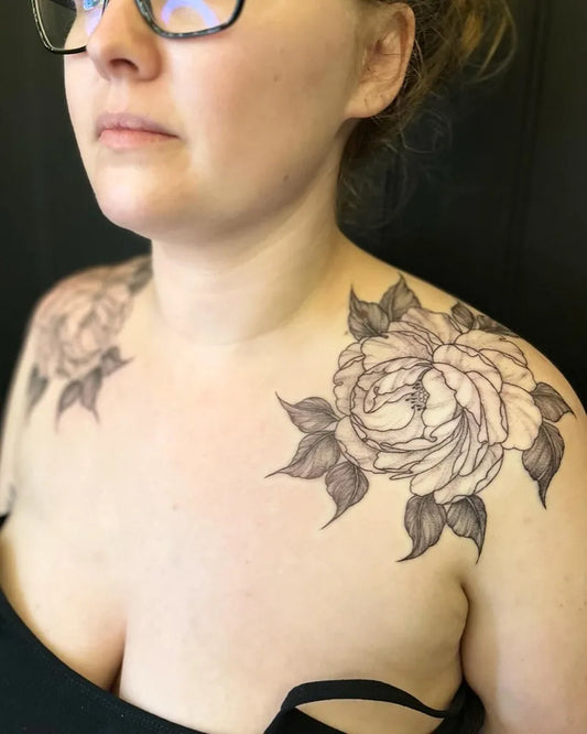 Medium Black and Grey Rose Tattoo on Women Shoulder by @ninareymondtattoo