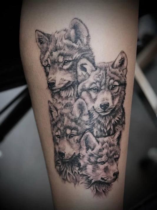 Medium Black and Grey Wolf Pack on Women Leg Tattoo by @ma_art_en_tattoo