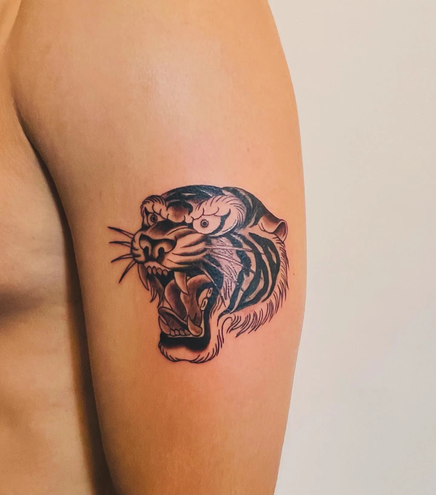 japanese tiger tattoo on man upper arm