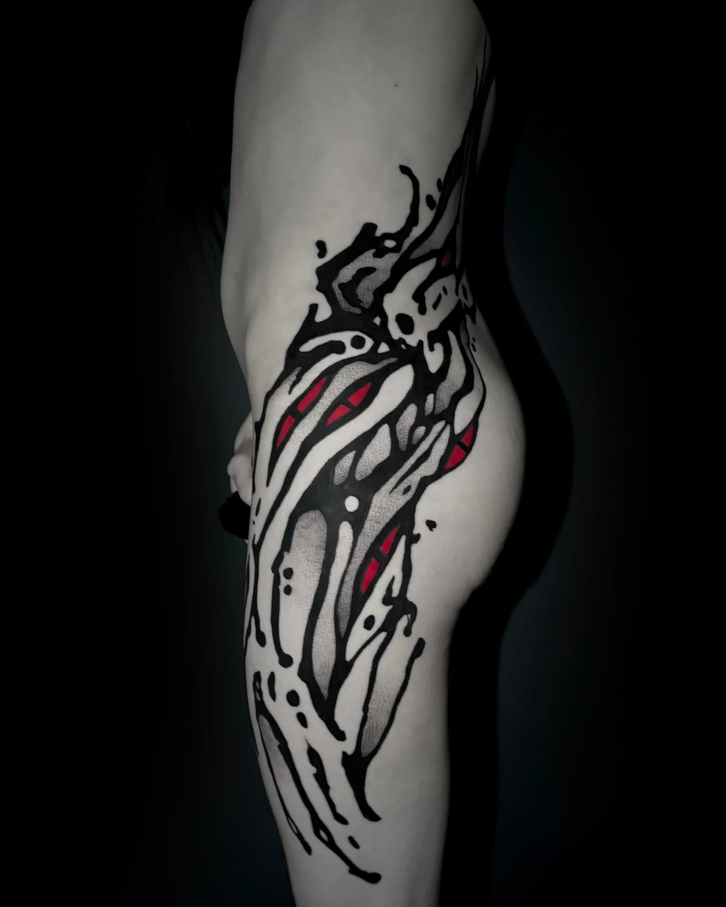 blackwork red abstract hip body tattoo
