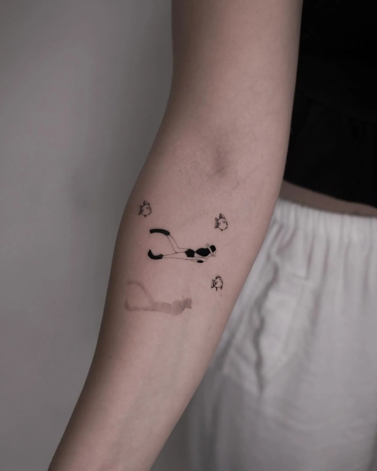 abstract illustrative minimalist woman swimmer diving tattoo