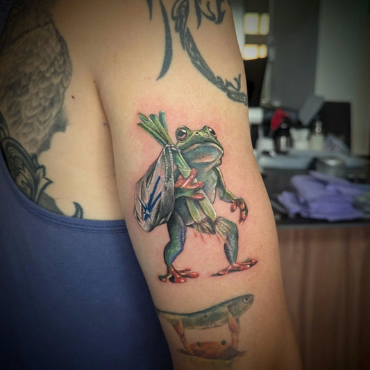 realistic frog color tattoo on upper arm