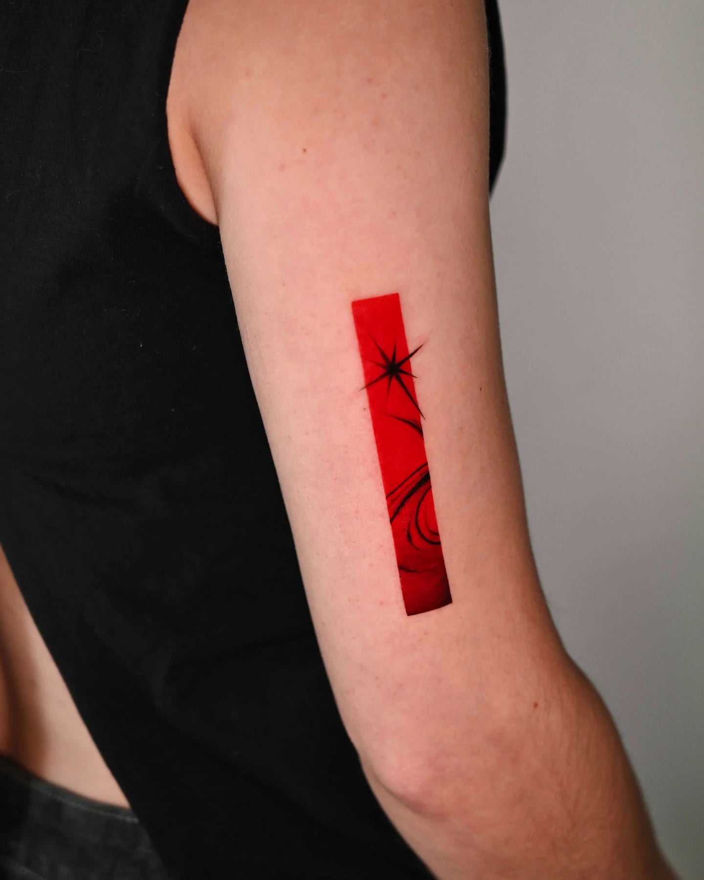 red stripe abstract upper arm tattoo