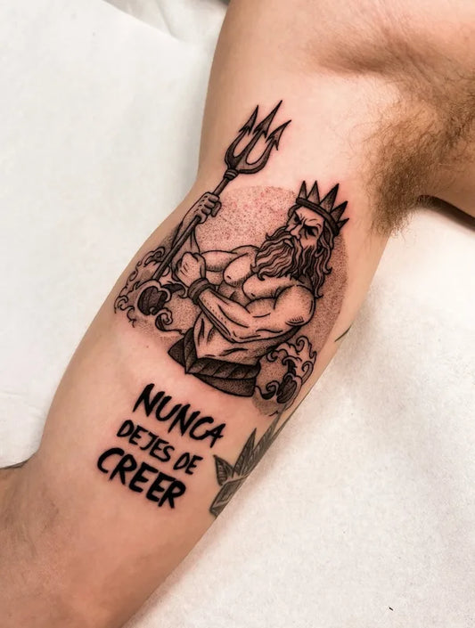 dotwork tattoo of a greek man holding a trident with 'Nunca Dejes de Creer' text on man bicep