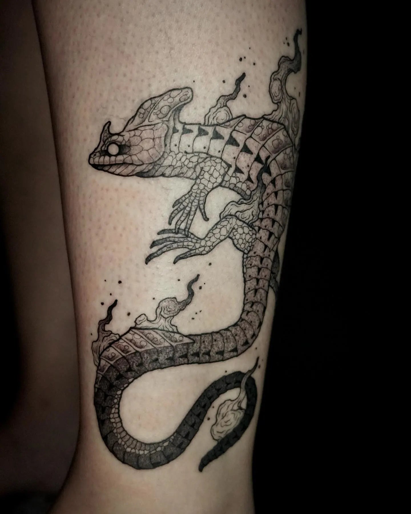 dotwork lizard tattoo on leg