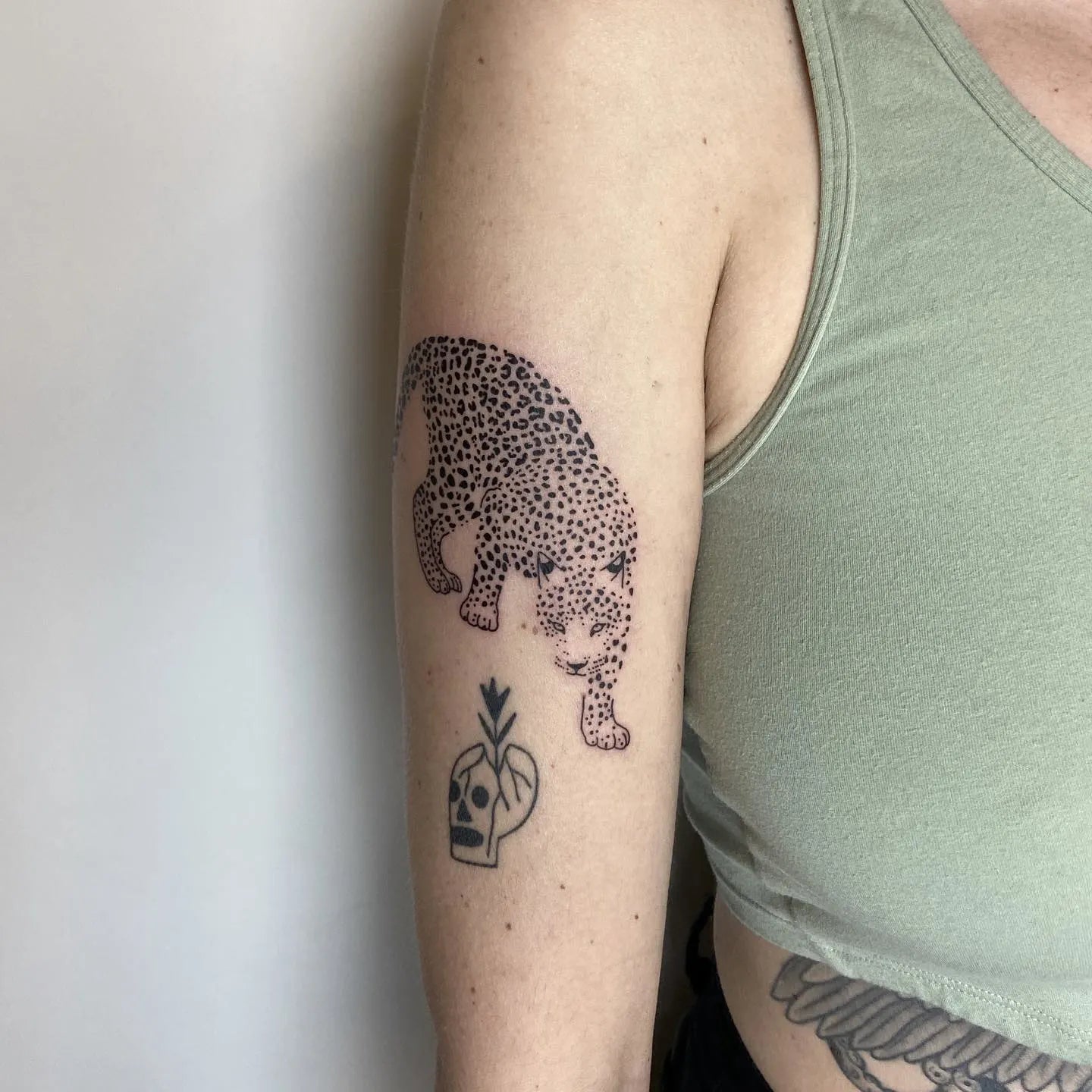 leopard upper arm woman tattoo